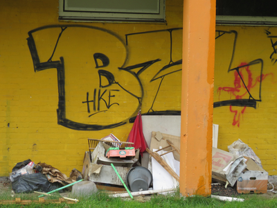 829420 Afbeelding van huisvuil en graffiti bij de achtergevel van het flatgebouw aan de Auriollaan in de wijk ...